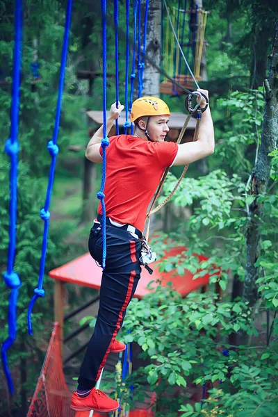 Męski Park Linowy Trening Aktywności Świeżym Powietrzu Facet Mężczyzna Ekstremalny — Zdjęcie stockowe