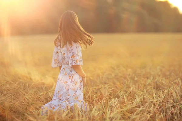 Junge Brünette Sommer Mit Langen Haaren Auf Einem Feld Glückliche — Stockfoto