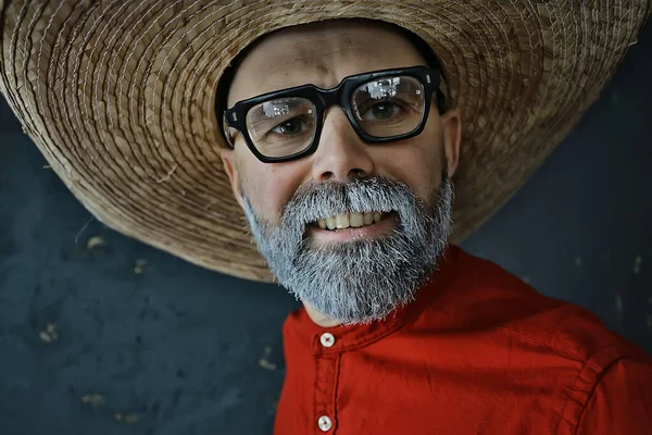 つばのある帽子に灰色の髭を生やしたメガネのヒップスター男 感情的にポーズをとるモデルマン — ストック写真