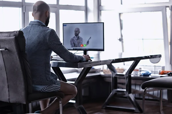 Videoconferencia Masculina Del Trabajo Remoto Casa Los Shorts Cazadora Humor — Foto de Stock