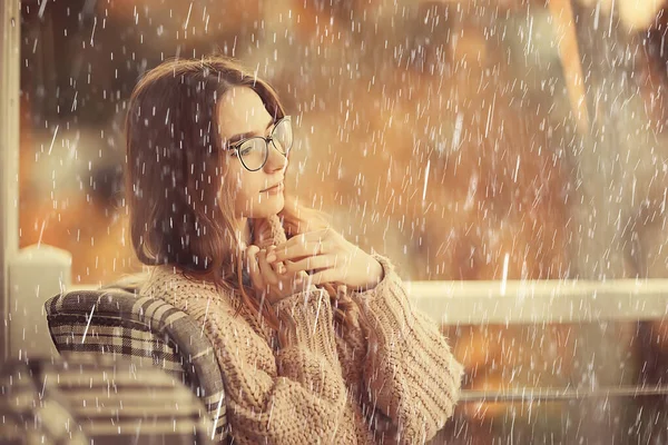 Café Automne Jour Pluie Fille Derrière Verre Avec Une Tasse — Photo