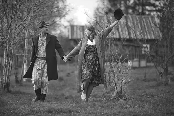 Vintage Cuplu Dragoste Sat Negru Alb Franceză Retro Stil Bărbat — Fotografie, imagine de stoc