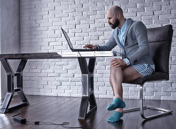 Concepto Trabajo Cuarentena Hombre Trabaja Casa Una Computadora Calzoncillos Divertido — Foto de Stock