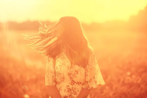 Campo Trigo Pôr Sol Menina Paisagem Verão Conceito Atividade Livre — Fotografia de Stock