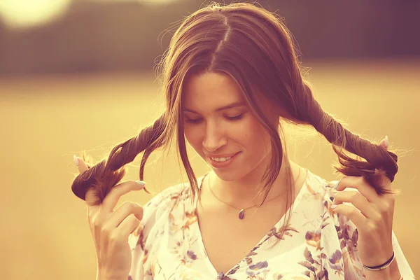 Långt Hår Varm Ton Porträtt Sommar Land Sida Utomhus Aktivitet — Stockfoto