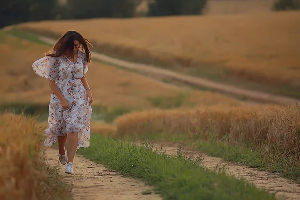 Ragazza Corre Campo Estivo Vestito Grano Tramonto Giornata Sole Concetto — Foto Stock