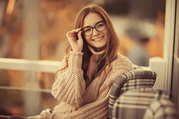 Χαρούμενο Κορίτσι Φθινόπωρο Καφέ Πουλόβερ Έννοια Μοντέλο Όραμα Γυαλιά Που — Φωτογραφία Αρχείου