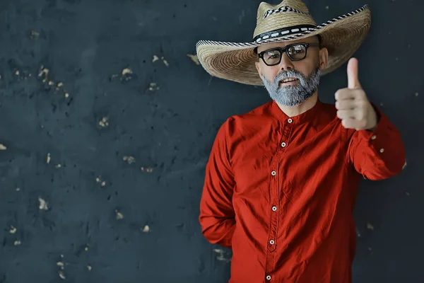 Hombre Sombrero Paja Con Ala Los Gestos Del Estudio Con —  Fotos de Stock