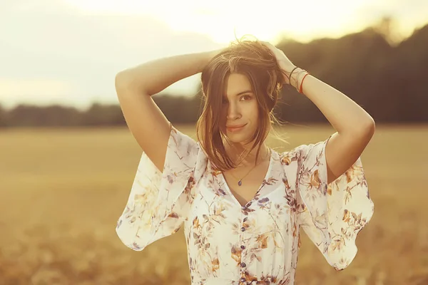 Verão Natureza Retrato Menina Quente Fundo Jovem Modelo Posando Livre — Fotografia de Stock