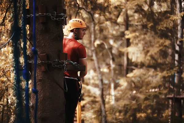 Αρσενικό Ορειβάτης Σχοινί Πάρκο Υπαίθρια Δραστηριότητα Κατάρτισης Τύπος Άνθρωπος Ακραία — Φωτογραφία Αρχείου