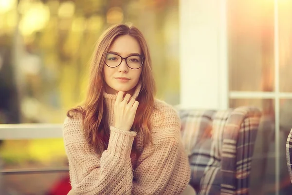 Okulary Koncepcyjne Model Dziewczyny Jesienią Elegancki Student Stylu Młodzieżowym — Zdjęcie stockowe