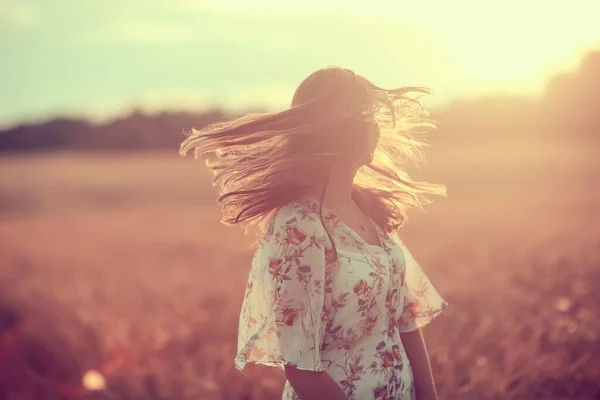 Campo Grano Tramonto Ragazza Paesaggio Estivo Attività All Aperto Concetto — Foto Stock