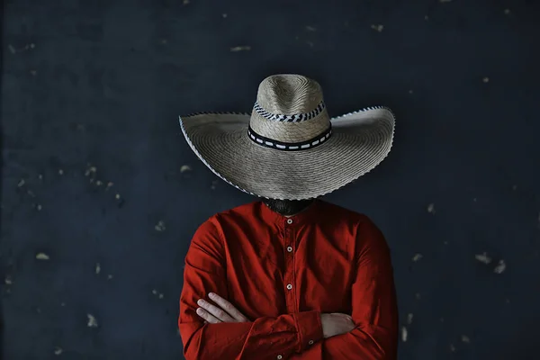 Άνθρωπος Ένα Καπέλο Αχυρένιο Χείλος Κρύβει Πρόσωπό Του Ινκόγκνιτο Τύπος — Φωτογραφία Αρχείου