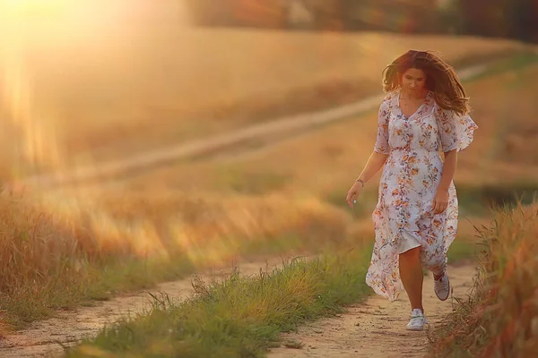 Felice Ragazza Libertà Nel Campo Estivo Bagliore Del Sole Astratto — Foto Stock