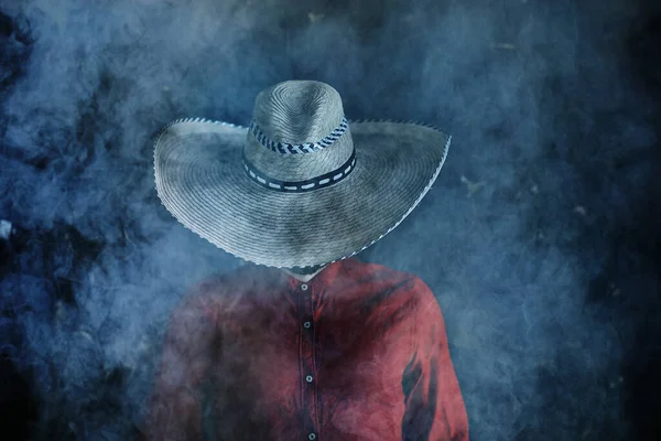 煙の中につばのあるわらの帽子の農家のヒップスタータバコレトロなスタイルの野生の西サンブレロ — ストック写真