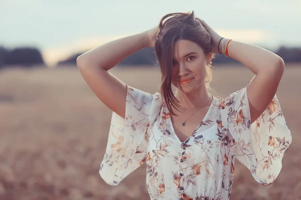 Joven Morena Verano Con Pelo Largo Campo Persona Feliz Salud —  Fotos de Stock