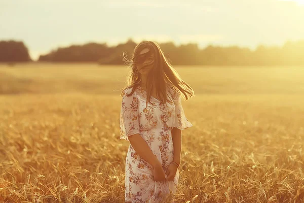 Campo Grano Tramonto Ragazza Paesaggio Estivo Attività All Aperto Concetto — Foto Stock