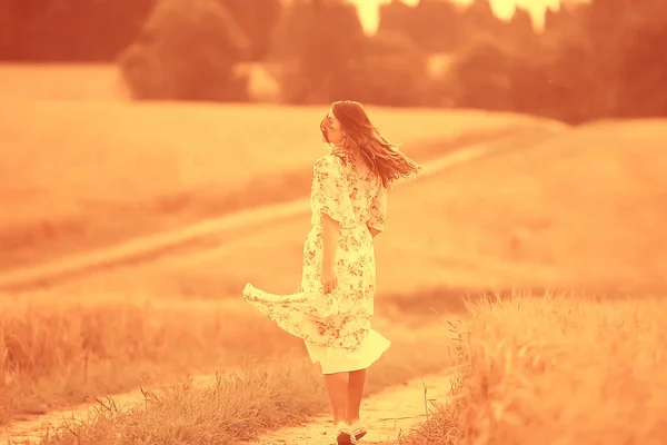 Дівчинка Літня Сукня Танцює Прядіння Франція Стиль Плаття Настрій Щастя — стокове фото