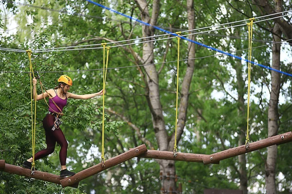 Ekstremalne Wakacje Dziewczyna Żółtym Hełmie Park Linowy Aktywny Wypoczynek Lesie — Zdjęcie stockowe