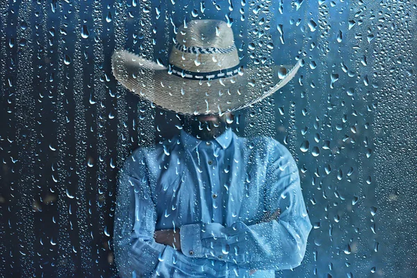 Αγρότης Ένα Ψάθινο Καπέλο Πίσω Από Γυάλινες Σταγόνες Βροχής Αμερική — Φωτογραφία Αρχείου