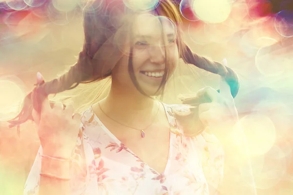 Feliz Chica Sonriente Verano Fondo Deslumbramiento Sol Rayos Estacional Cálido —  Fotos de Stock