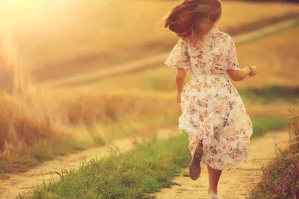 夏のフィールドで幸せな女の子の自由 太陽のぎらぎら抽象的な背景フランスの挑発秋 — ストック写真