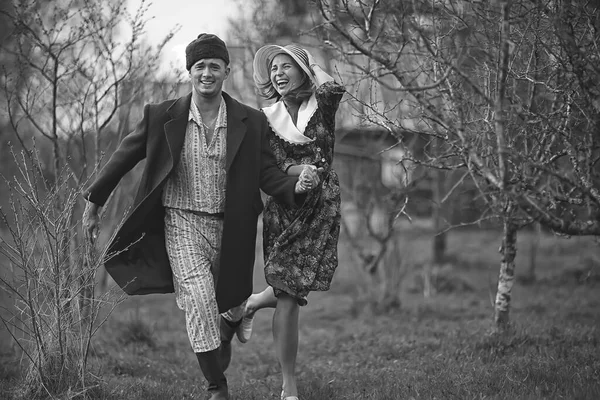 ヴィンテージカップルで愛の村黒と白のフランスレトロスタイルの男と女 — ストック写真
