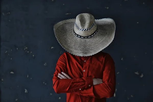 Άνθρωπος Ένα Καπέλο Αχυρένιο Χείλος Κρύβει Πρόσωπό Του Ινκόγκνιτο Τύπος — Φωτογραφία Αρχείου