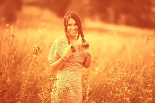 Flicka Sommar Klänning Blommor Fält Abstrakt Sommar Look Vilda Blommor — Stockfoto