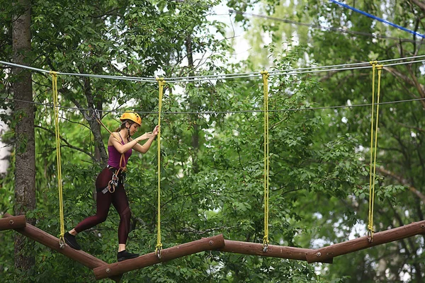 Ekstremalne Wakacje Dziewczyna Żółtym Hełmie Park Linowy Aktywny Wypoczynek Lesie — Zdjęcie stockowe