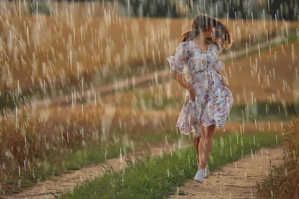 Deszcz Lecie Dorosły Dziewczyna Sukienka Pole Szczęście Lato Nastrój Wolność — Zdjęcie stockowe