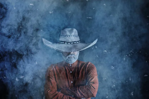 Agriculteur Hipster Dans Chapeau Paille Avec Bord Fumée Fumer Tabac — Photo