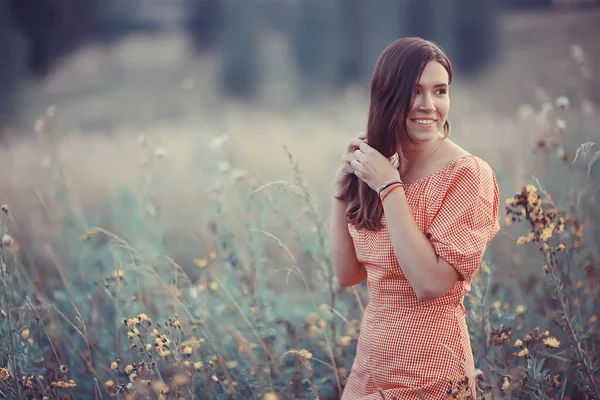 Ragazza Estate Campo Vestito Fiori Sguardo Astratto Estate Fiori Selvatici — Foto Stock