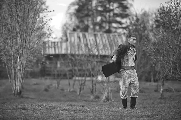 Vintage Man Młody Wieś Czarno Biały Wschodnioeuropejski Styl Płaszcz Retro — Zdjęcie stockowe