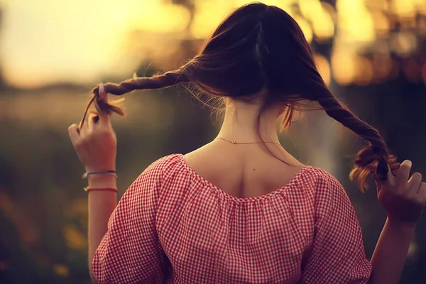 背部からのピグテールビュー 若い大人の女の子素朴なスタイルの幸福の自由夏 顔なし — ストック写真