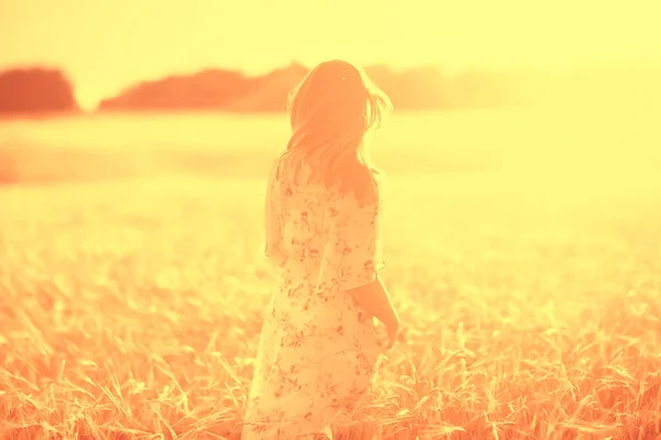 Campo Grano Tramonto Ragazza Paesaggio Estivo Attività All Aperto Concetto — Foto Stock