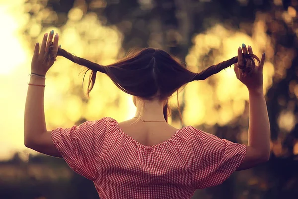 Gadis Dewasa Dengan Dua Kuncir Rambut Cokelat Musim Panas Suasana — Stok Foto