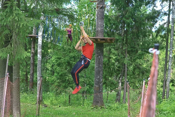 Mužský Lezecký Lanový Park Outdoorový Trénink Chlap Extrémní Víkend Lese — Stock fotografie