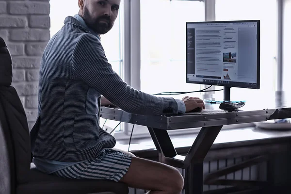 没有裤子的人在电脑 笔记本电脑 幽默科罗纳威斯的工作中穿着内裤远程工作 — 图库照片
