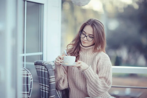 Meisje Lente Cafe Portret Gelukkig Jong Model Poseren Met Een — Stockfoto