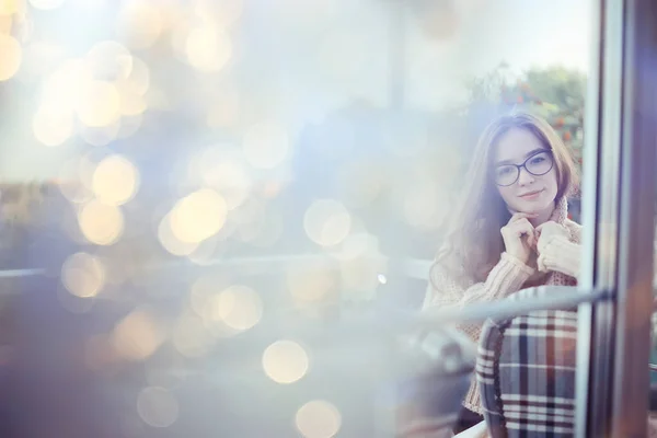 Gelukkig Meisje Herfst Cafe Trui Concept Visie Model Met Bril — Stockfoto