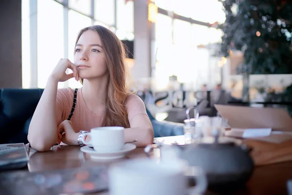 Nuori Tyttö Kahvilassa Nuoriso Elämäntapa Käsite Tyttö Lasit Etsivät — kuvapankkivalokuva