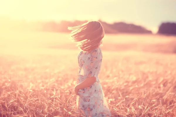 若いブルネット夏に長い髪を持つフィールドで 幸せな人の健康の美しさは日没にポーズ — ストック写真