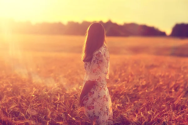 Campo Trigo Pôr Sol Menina Paisagem Verão Conceito Atividade Livre — Fotografia de Stock