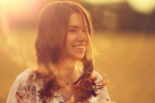 Menina Feliz Sorrindo Verão Fundo Brilho Sol Raios Sazonal Quente — Fotografia de Stock