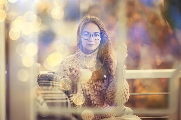 カフェの少女若者ライフスタイルコンセプトの少女眼鏡をかけ — ストック写真
