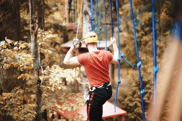 Männlicher Kletterer Seilpark Outdoor Aktivitätstraining Kerl Mann Extremwochenende Wald — Stockfoto
