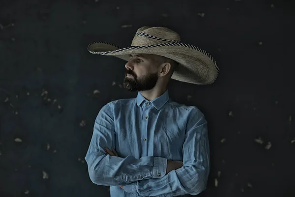 野生の西レトロな帽子男のコンセプトアメリカスタイルのヴィンテージ男 — ストック写真