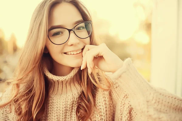 Café Chica Dedo Los Labios Gesto Concepto Femenino Secreto Felicidad —  Fotos de Stock