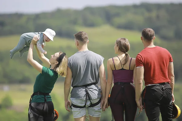 Vrienden Activiteit Groep Jeugd Helmen Extreme Back View Team Building — Stockfoto